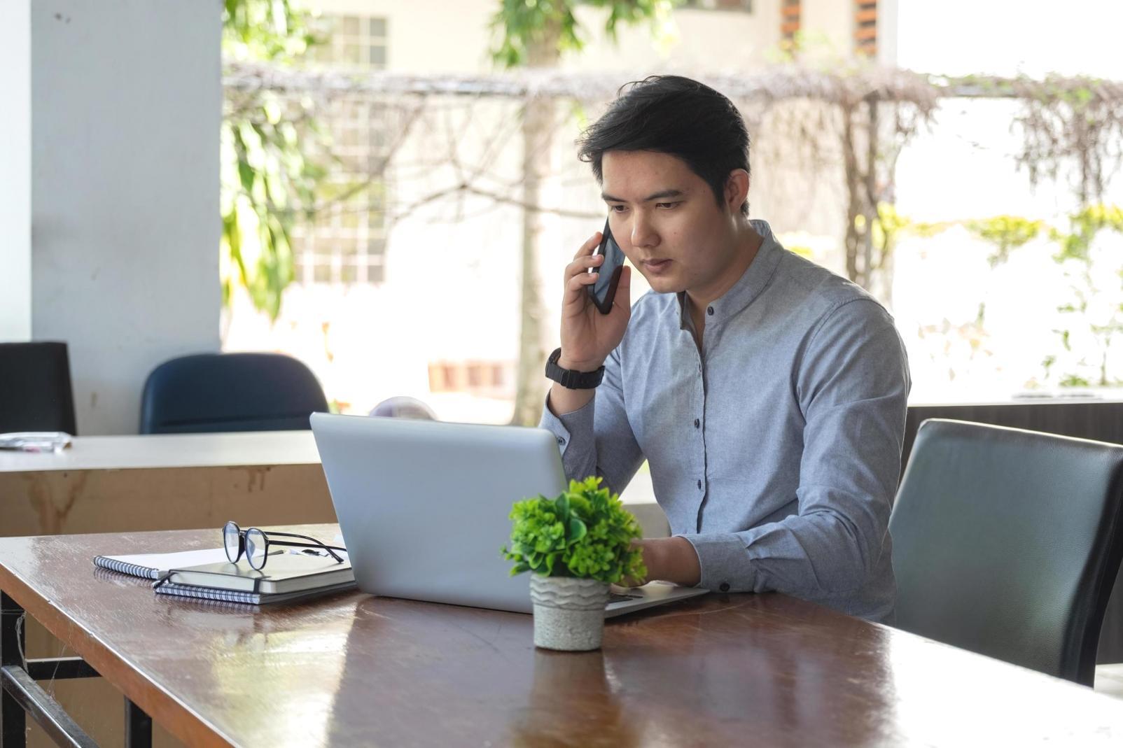 Arbeitsgruppe diskutiert gemeinsam Finanzberichte und Budgetpläne am Konferenztisch