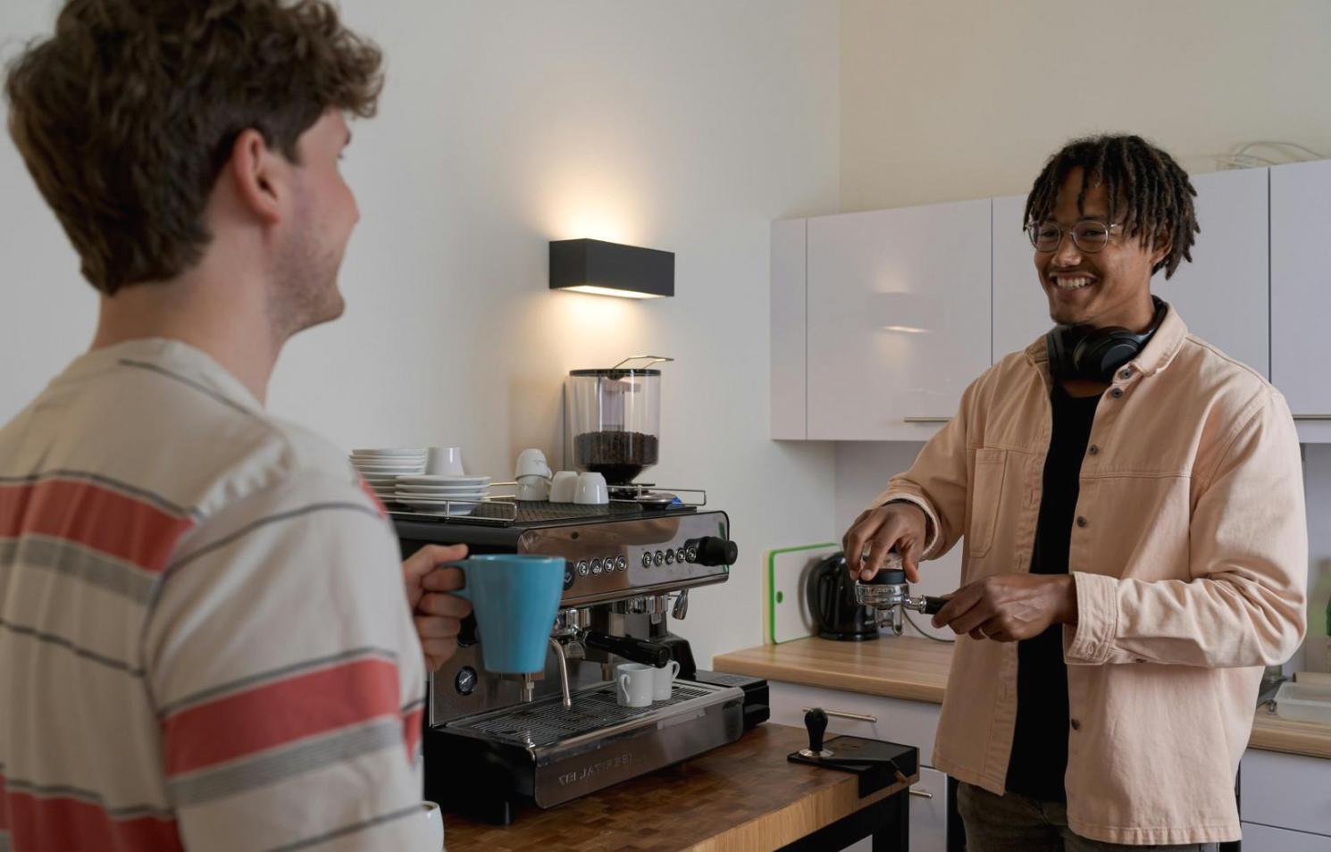 Teilnehmerin arbeitet konzentriert an Finanzmodellen mit Laptop und Unterlagen