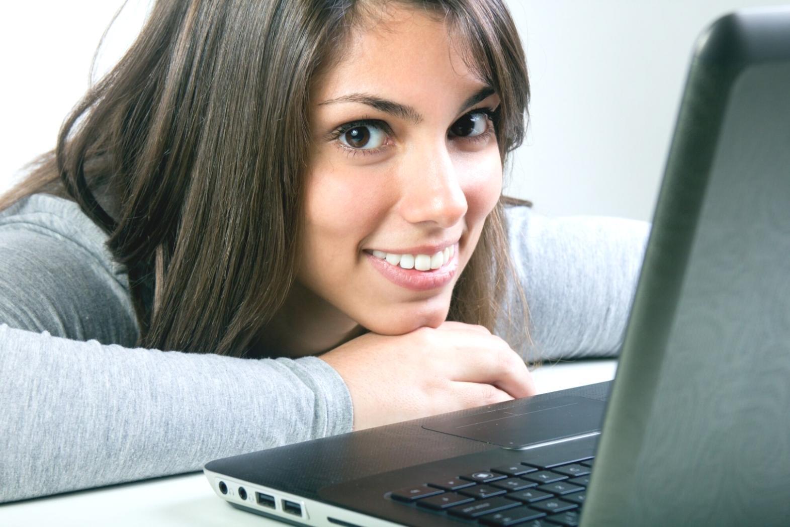 Team bei der Analyse von Kundenfeedback und Verbesserungsvorschlägen